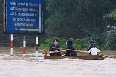Người dân vùng lũ Hương Khê, Hà Tĩnh.