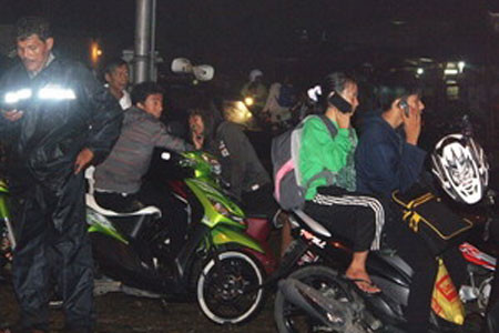 Người dân lo sợ đổ ra ngoài đường ở Padang, Tây Sumatra, sau khi xảy ra động đất. 