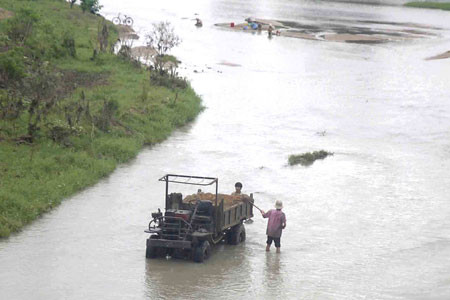 Khai thác cát một cách tự do giữa dòng sông Ayun. Ảnh: N.L