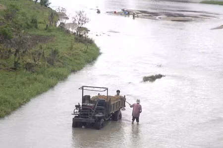 Khai thác cát một cách tự do giữa dòng sông Ayun. Ảnh: N.L