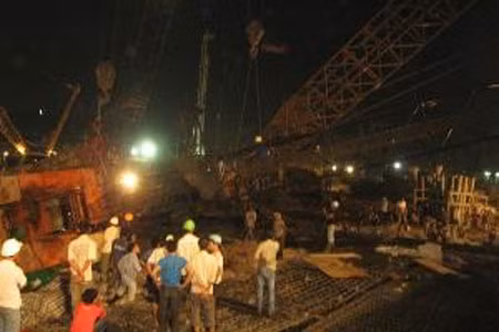 Cần cẩu nặng hàng chục tấn đè sập nóc nhà dân ảnh 1 Hiện trường vụ việc