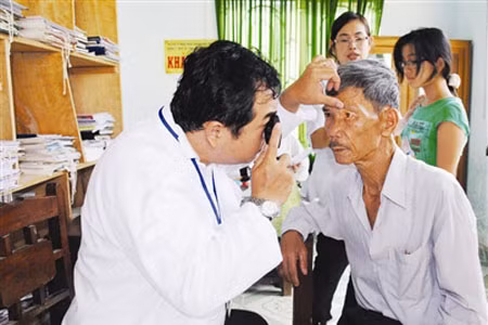 Mù do chấn thương mắt ngày càng tăng ảnh 1 Tai nạn lao động gây chấn thương mắt khiến không ít bệnh nhân mù vĩnh viễn.