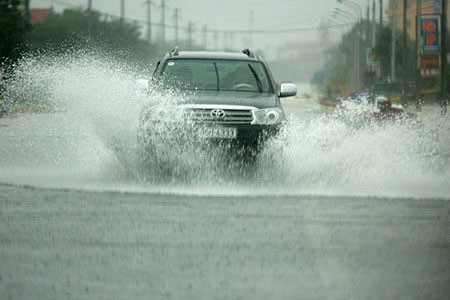 Miền Trung lại hứng chịu mưa to ảnh 1