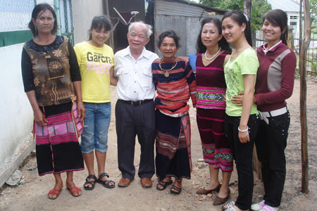 Nhà văn Nguyên Ngọc (thứ ba trái sang) chụp ảnh lưu niệm cùng gia đình Anh hùng Núp. Ảnh: Hoàng Hương Giang Nhà văn Nguyên Ngọc (thứ ba trái sang) chụp ảnh lưu niệm cùng gia đình Anh hùng Núp. Ảnh: Hoàng Hương Giang