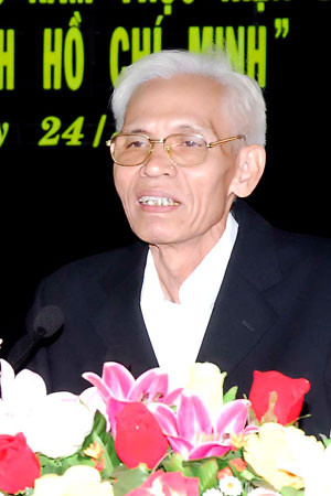 Tiến sĩ Trần Viết Hoàn. Tiến sĩ Trần Viết Hoàn.