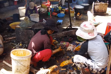 Nan giải chuyện kiểm soát giết mổ gia súc, gia cầm ảnh 1 Điểm giết mổ gia cầm tại Trung tâm thương mại TP. Pleiku. Ảnh: Như nguyện