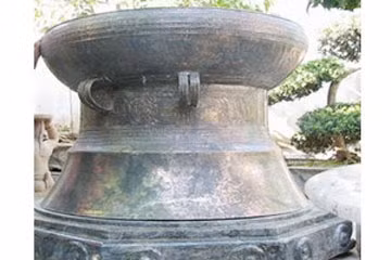 Chiếc trống đồng đúc lớn nhất Việt Nam nặng 739kg. Chiếc trống đồng đúc lớn nhất Việt Nam nặng 739kg.