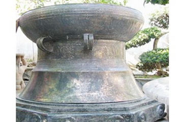 Chiếc trống đồng đúc lớn nhất Việt Nam nặng 739kg. Chiếc trống đồng đúc lớn nhất Việt Nam nặng 739kg.