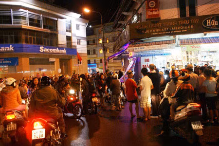 Người hiếu kỳ tập trung đông gây ách tắc giao thông. 