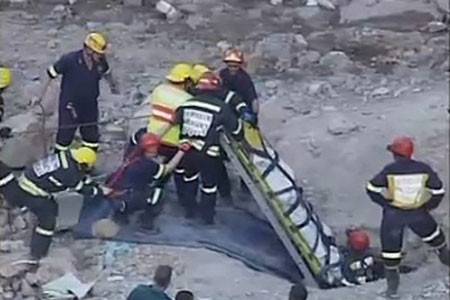 Cảnh sát đưa những thi thể dưới hầm khai thác vàng lên mặt đất