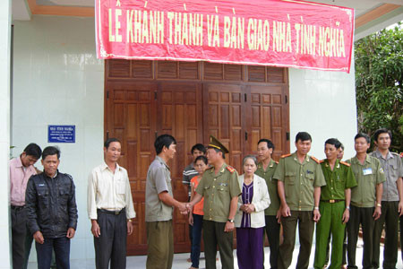 Lãnh đạo Công an tỉnh Gia Lai và các nhà tài trợ tại lễ khánh thành bàn giao nhà tình nghĩa. Ảnh: T.K