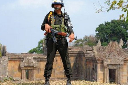 Binh sĩ Campuchia gác tại đền Preah Vihear.