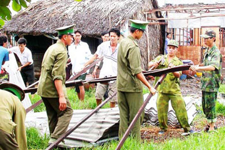 Lốc xoáy tại Cà Mau: Sập, tốc mái 70 ngôi nhà ảnh 1 Chính quyền địa phương và Bộ đội Biên phòng giúp người dân huyện Trần Văn Thời sửa chữa lại nhà bị sập, tốc mái.