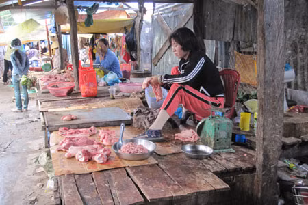 Các sạp thịt heo tại chợ Phú Túc. Ảnh: H.S