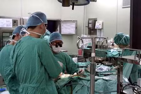 Kon Tum: Nhận chuyển giao kỹ thuật phẫu thuật nội soi khớp ảnh 1