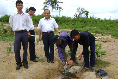 Hỗ trợ di dân thực hiện định canh-định cư chưa đạt kế hoạch ảnh 1 Ông Mã Điền Cư (giữa)-Phó Chủ tịch Hội đồng Dân tộc kiểm tra tại làng tái định canh, định cư Kênh Chong, xã Ia Le, huyện Chư Pưh. Ảnh: Đinh Yến
