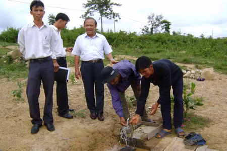 Ông Mã Điền Cư (giữa)-Phó Chủ tịch Hội đồng Dân tộc kiểm tra tại làng tái định canh, định cư Kênh Chong, xã Ia Le, huyện Chư Pưh. Ảnh: Đinh Yến