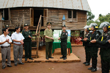 Thứ trưởng Trần Đại Quang thăm và tặng quà CBCS Trung đoàn CSCĐ Tây Nguyên đang làm nhiệm vụ tại xã Ia Băng (Chư Prông, Gia Lai)