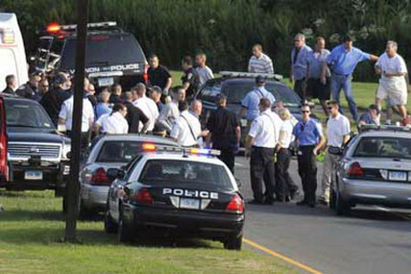 Cảnh sát đang sơ tán người ở nơi diễn ra vụ thảm sát