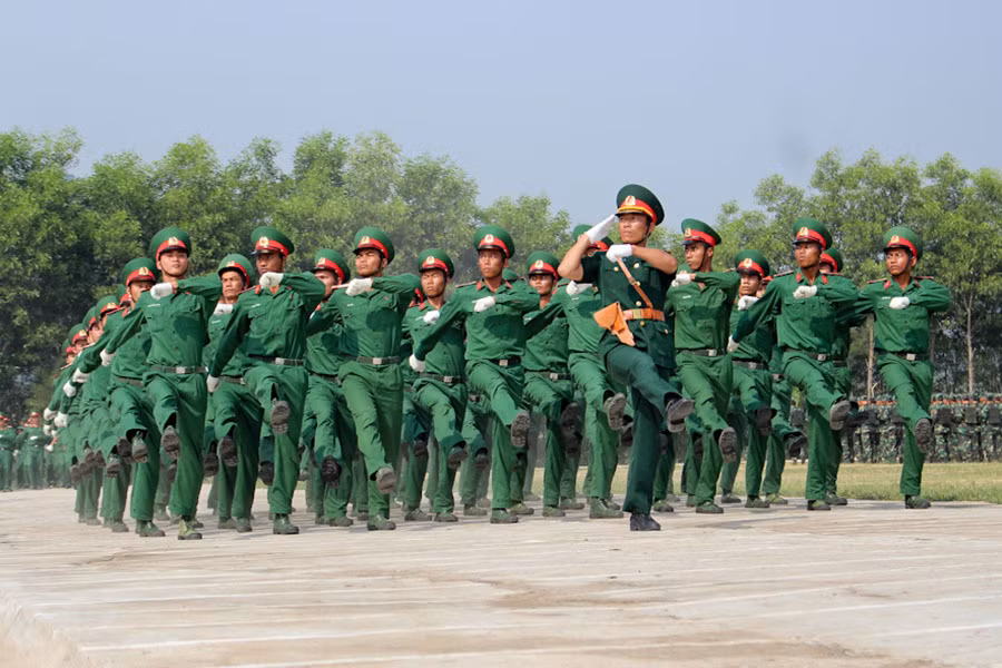 Duyệt quân ngũ tại lễ kỷ niệm. Ảnh: Hồng Thi