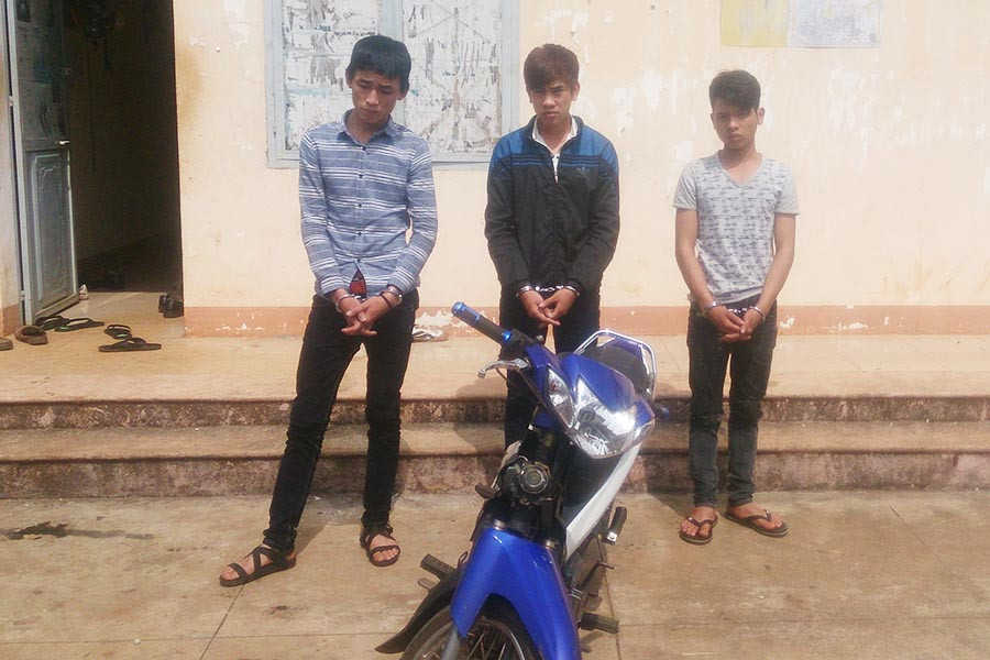 Nhóm cướp giật và phương tiện gây án tại Cơ quan Điều tra. Ảnh: Lê Anh  Nhóm cướp giật và phương tiện gây án tại Cơ quan Điều tra. Ảnh: Lê Anh