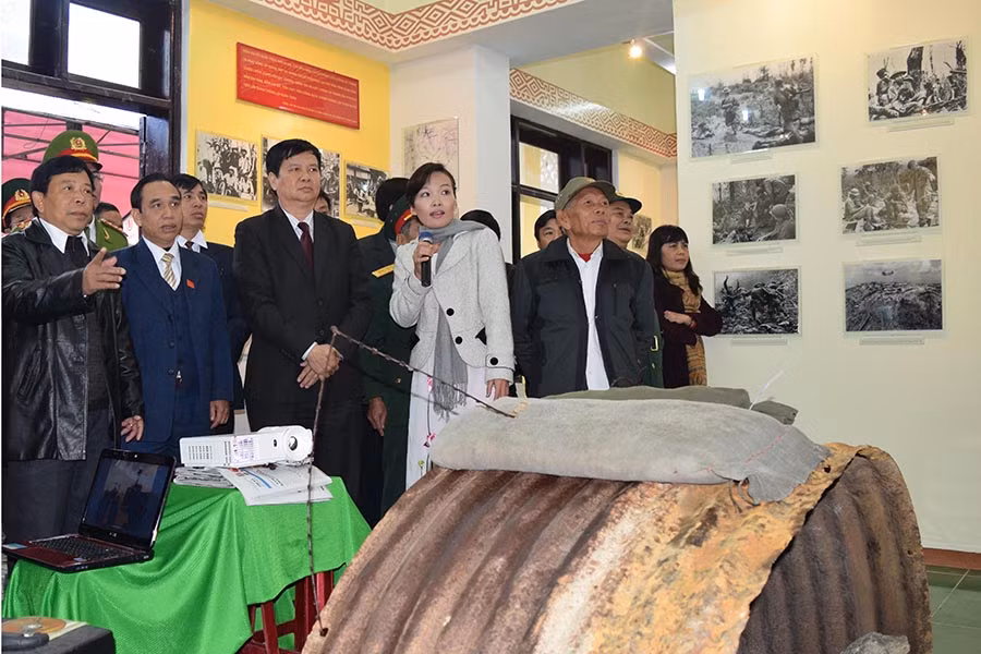  Một góc nhà trưng bày các hiện vật, kỷ vật về Khu Di tích Lịch sử quốc gia đồi A Bia.