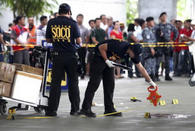 Hiện trường một vụ ám sát tương tự ở Philippines vào năm 2013, khi một thị trưởng và vợ ông ta bị bắn chết tại sân bay (Ảnh: Reuters)