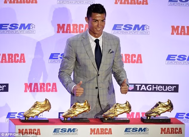 Ronaldo là cầu thủ đầu tiên 4 lần giành danh hiệu Chiếc giày vàng châu Âu. Ronaldo là cầu thủ đầu tiên 4 lần giành danh hiệu Chiếc giày vàng châu Âu.