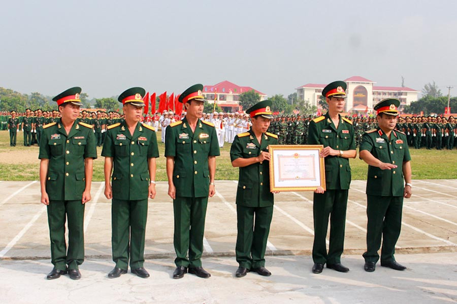 Trao Huân chương Bảo vệ Tổ quốc hạng nhì. Ảnh: Hồng Thi