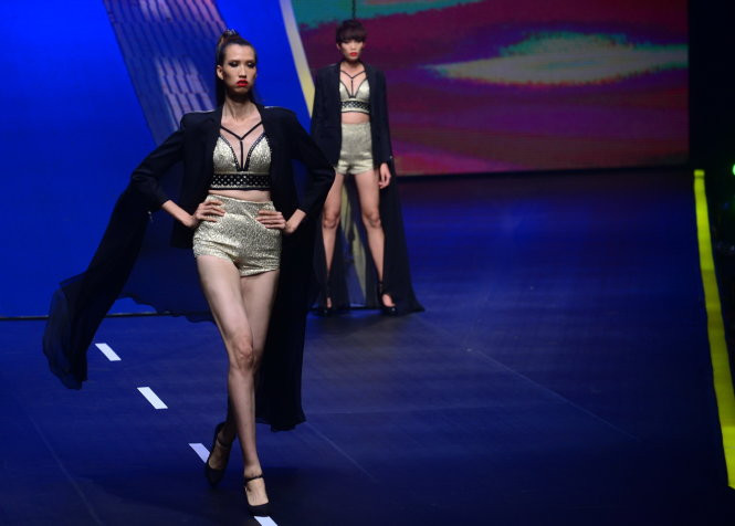 Thí sinh Hồng Xuân trong phần thi catwalk trong đêm chung kết Vietnam’s Next Top Model 2015 tối 11-10