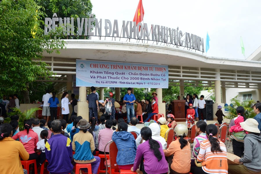  Đông đảo người dân đến khám. Ảnh: Đức Phương