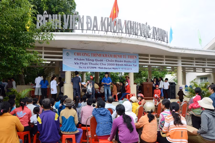 Đông đảo người dân đến khám. Ảnh: Đức Phương