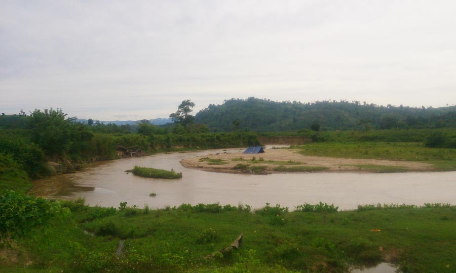 Suối Ia Ver ngày càng rộng và xâm lấn vào đất sản xuất của người dân. Ảnh: Lê Anh Suối Ia Ver ngày càng rộng và xâm lấn vào đất sản xuất của người dân. Ảnh: Lê Anh