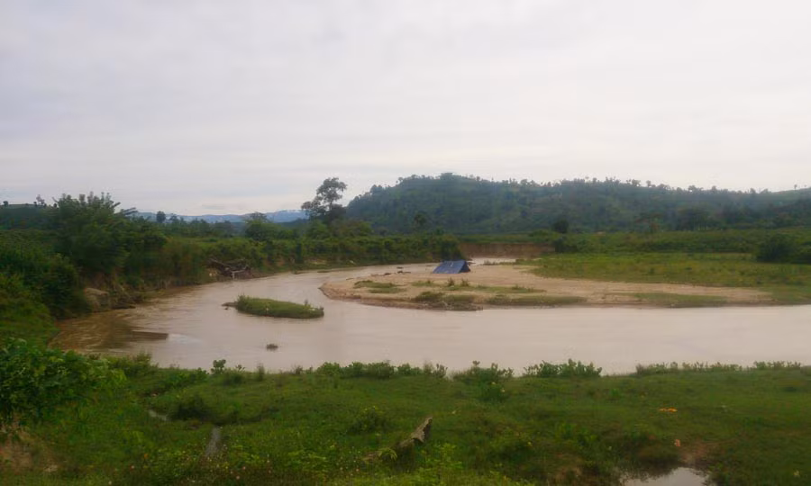  Suối Ia Ver ngày càng rộng và xâm lấn vào đất sản xuất của người dân. Ảnh: Lê Anh 