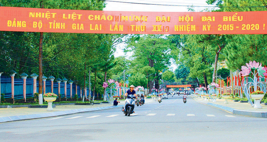 Đường phố Pleiku rực rỡ băng rôn, khẩu hiệu, cờ hoa. Ảnh: Phan Lài Đường phố Pleiku rực rỡ băng rôn, khẩu hiệu, cờ hoa. Ảnh: Phan Lài