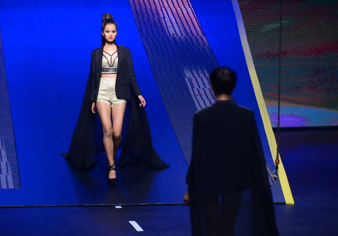  Thí sinh Hương Ly trong phần thi catwalk trong đêm chung kết Vietnam’s Next Top Model 2015 tối 11-10