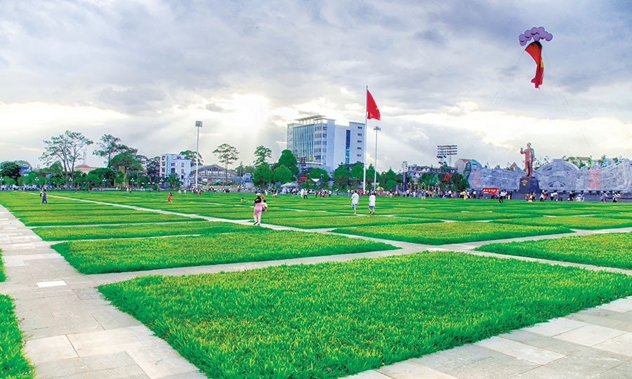 Quảng trường Đại Đoàn Kết (TP. Pleiku). Ảnh: Quang Vũ Quảng trường Đại Đoàn Kết (TP. Pleiku). Ảnh: Quang Vũ