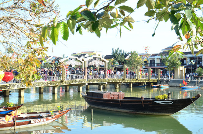 Vẻ đẹp nên thơ của phố cổ luôn thu hút nhiều người trẻ đến đây du xuân 