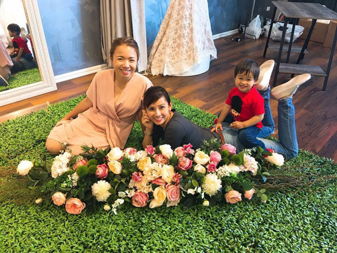  Lê (trái) và Diệp cùng con trai ở cửa hàng