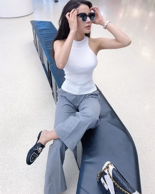 Với bộ đôi quần ống rộng và áo len sát nách cổ lọ, dáng ôm sát, Diệp Lâm Anh đã làm nổi bật được vòng eo ''thắt đáy lưng ong''. Cô còn chấm phá cho tổng thể trang phục thêm sành điệu nhờ phối đồ cùng túi Chanel ''đắt giá''.