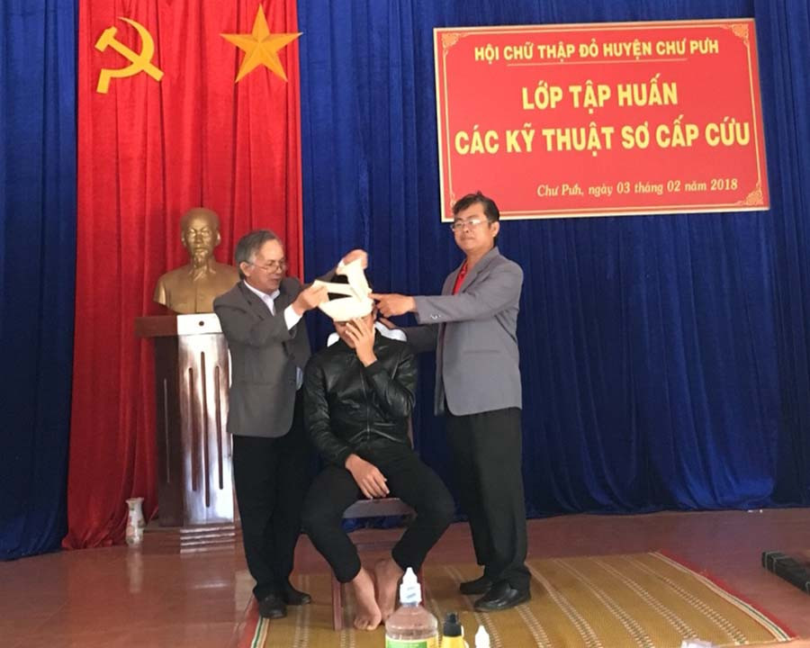  Hướng dẫn băng bó vết thương. Ảnh: Lê Trang