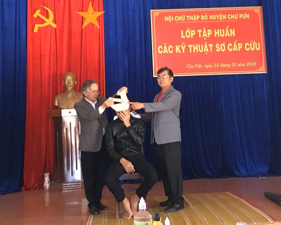  Hướng dẫn băng bó vết thương. Ảnh: Lê Trang