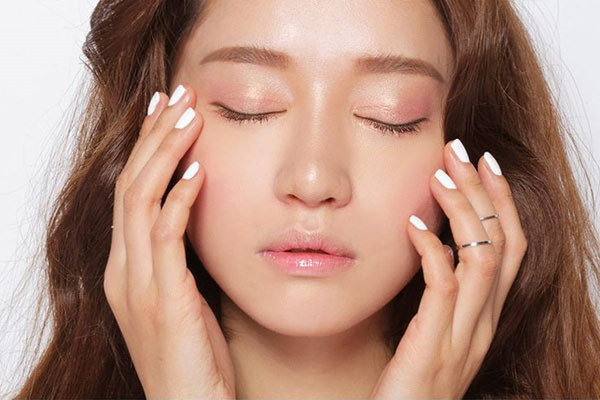 Sản phẩm chăm sóc vùng mắt đóng vai trò quan trọng. Ảnh: Twitter