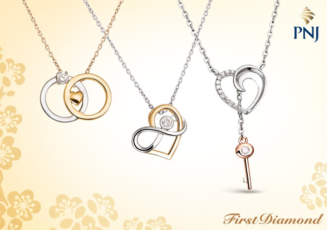 Tình yêu là điều ai cũng mong muốn có được trong cuộc sống: yêu mình, yêu người và yêu cả những điều giản dị. Những mẫu trang sức trẻ trung, cá tính trong BST First Diamond sẽ giúp phái đẹp luôn cảm thấy được yêu thương trong năm mới. 