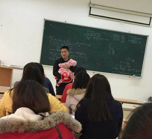 Thầy giáo bế con cho nữ sinh viên làm bài thi th