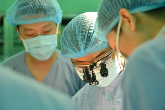 Các bác sĩ phẫu thuật thay van tim làm bằng vật liệu tự thân cho bệnh nhân