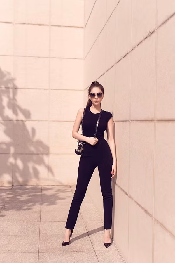 Trang phục đơn sắc, đồng màu và kiểu dáng ôm trọn hình thể gợi cảm được Ngọc Trinh chọn lựa để xuống phố.