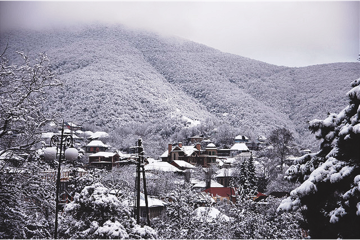  Toàn cảnh ngôi làng nhìn từ cung điện mùa hè của vua Sheki Khan 