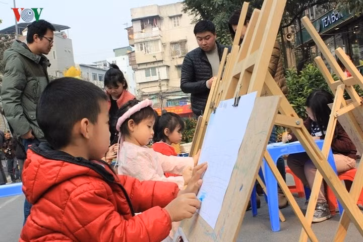 Không chỉ có người lớn nhiều em nhỏ cũng có những không gian vui chơi giải trí như vẽ tranh tại đây.