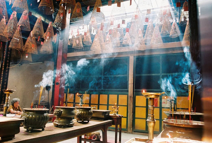 Chùa Bà Thiên Hậu Đây là một trong những địa chỉ du lịch văn hóa nổi tiếng dành cho du khách khi đến Sài Gòn. Chùa còn là điểm sinh hoạt tâm linh quan trọng đối với người Hoa ở Sài Gòn. Không chỉ những ngày cận Tết mà trong năm, nơi đây cũng thu hút nhiều bạn trẻ đến chụp ảnh vì không gian kiến trúc đặc trưng của người Hoa. Ảnh: Nhã Trần. Chùa Bà Thiên Hậu Đây là một trong những địa chỉ du lịch văn hóa nổi tiếng dành cho du khách khi đến Sài Gòn. Chùa còn là điểm sinh hoạt tâm linh quan trọng đối với người Hoa ở Sài Gòn. Không chỉ những ngày cận Tết mà trong năm, nơi đây cũng thu hút nhiều bạn trẻ đến chụp ảnh vì không gian kiến trúc đặc trưng của người Hoa. Ảnh: Nhã Trần.